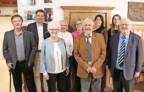 95. Geburtstag feierte Arno Hofmann (Vierter v.l.). Das Bild zeigt (v.l.) Altbürgermeister Hans-Peter Laschka, Bürgermeister Oliver Plewa, Ehefrau Helga Hofmann, die Töchter Claudia Bethke und Kerstin Bär, die Enkelinnen Sabrina Heinz und Tamara B... 95. Geburtstag feierte Arno Hofmann (Vierter v.l.). Das Bild zeigt (v.l.) Altbürgermeister Hans-Peter Laschka, Bürgermeister Oliver Plewa, Ehefrau Helga Hofmann, die Töchter Claudia Bethke und Kerstin Bär, die Enkelinnen Sabrina Heinz und Tamara B...
