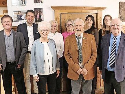 95. Geburtstag feierte Arno Hofmann (Vierter v.l.). Das Bild zeigt (v.l.) Altb&uuml;rgermeister Hans-Peter Laschka, B&uuml;rgermeister Oliver Plewa, Ehefrau Helga Hofmann, die T&ouml;chter Claudia Bethke und Kerstin B&auml;r, die Enkelinnen Sabrina Heinz und Tamara B...