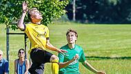 Der Ködnitzer Tim Ittner (links) springt bei diesem Kopfballversuch hoch. Tim Herrmann vom TSV Donndorf-Eckersdorf schaut staunend zu.
