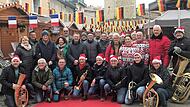 Zwei Tage lang bot die Delegation aus dem Landkreis Haßberge ihre regionalen Waren auf dem Marché de Noël in Pierrelatte an. Mit von der Partie auch eine Bläsergruppe des Blasorchesters Sand, die die Weihnachtsmarktbesucher in Schwung brachte. Zwei Tage lang bot die Delegation aus dem Landkreis Haßberge ihre regionalen Waren auf dem Marché de Noël in Pierrelatte an. Mit von der Partie auch eine Bläsergruppe des Blasorchesters Sand, die die Weihnachtsmarktbesucher in Schwung brachte.