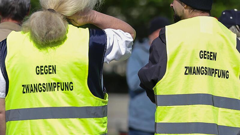 Fast drei Monate nach Einf&uuml;hrung ist die Impfpflicht im Bereich Pflege und Medizin noch immer umstritten. Die Verwaltung im Landkreis spricht von Schwierigkeiten bei der Pr&uuml;fung von Einzelf&auml;llen. Doch es bewegt sich was.