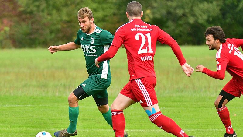 Der zweifache Marktzeulner Torsch&uuml;tze Andreas Kremer (links) sieht an der Strafraumgrenze den Johannisthaler Max Mayer auf sich zukommen.