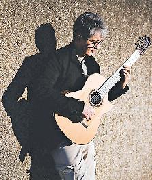 Gitarrist Stefan Grasse spielt in der Synagoge.