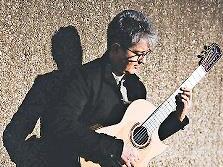 Gitarrist Stefan Grasse spielt in der Synagoge.