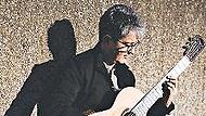Gitarrist Stefan Grasse spielt in der Synagoge.