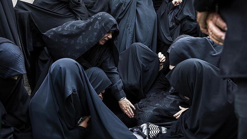 Frauen trauern  um  Mohammadi Javad Naseri, der Berichten zu Folge bei israelischen Angriffen in der nordwestlichen iranischen Stadt T&auml;bris get&ouml;tet wurde.