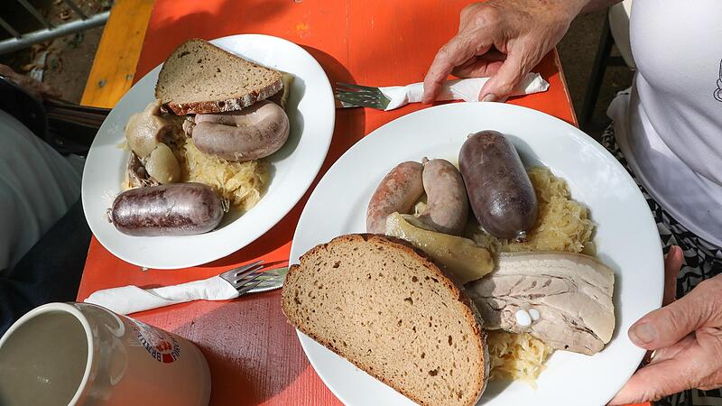 Kesselfleisch, Blut- und Krautleberwurst, Sauerkraut und Brot bekommen die Gäste serviert.Forchheim & Fränkische Schweiz