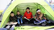 In kuschligen Lesehöhlen können sich die Kinder in ihre Lektüre vertiefen.