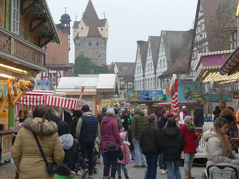 Hunderte Menschen strömten zur Martini-Kirchweih in die Innenstadt von Herzogenaurach.