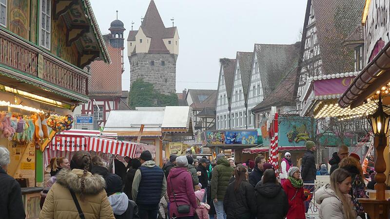 Hunderte Menschen str&ouml;mten zur Martini-Kirchweih in die Innenstadt von Herzogenaurach.