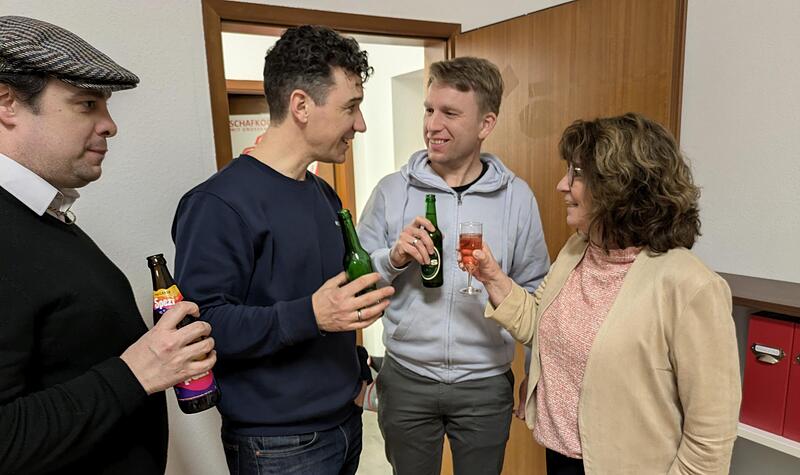 Bei der SPD im Erlanger August-Bebel-Haus war man am Wahlabend nicht in Sektlaune. Martina Stamm-Fibich (rechts) war vom Wahlergebnis entt&auml;uscht.