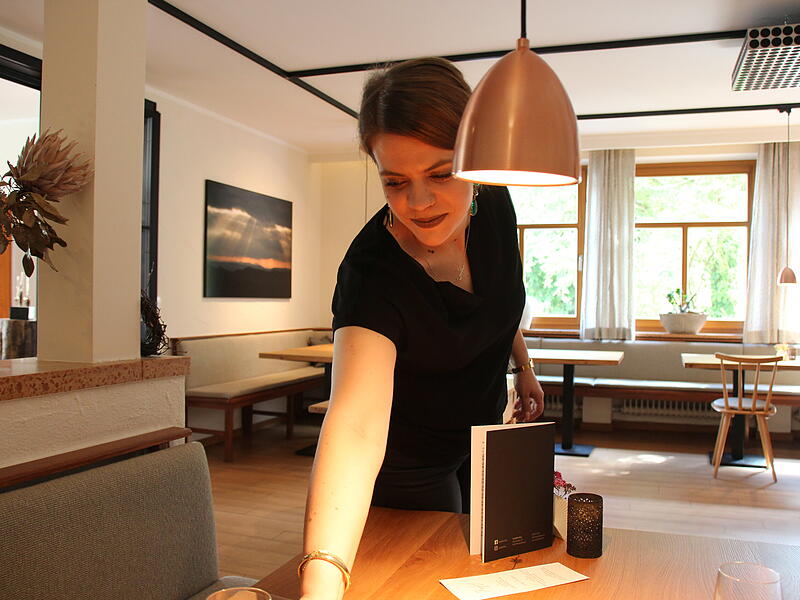 Madlen H&auml;ckel ist Chefin und Gastgeberin im kleinen Team des Gasthofs Alex. F&uuml;r sie ist das ihr absoluter Traumberuf, den sie nicht direkt gefunden hat, aber daf&uuml;r heute umso mehr wei&szlig;, die richtige Wahl getroffen zu haben.