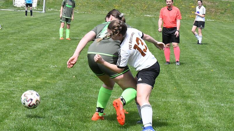 Packende Zweikämpfe und ein enges Match gab es zwischen dem gastgebenden FC Rottershausen und dem FC WMP Lauertal in der Kreisliga zu bestaunen. Die „Spirken“ gewannen mit 1:0. Packende Zweikämpfe und ein enges Match gab es zwischen dem gastgebenden FC Rottershausen und dem FC WMP Lauertal in der Kreisliga zu bestaunen. Die „Spirken“ gewannen mit 1:0.
