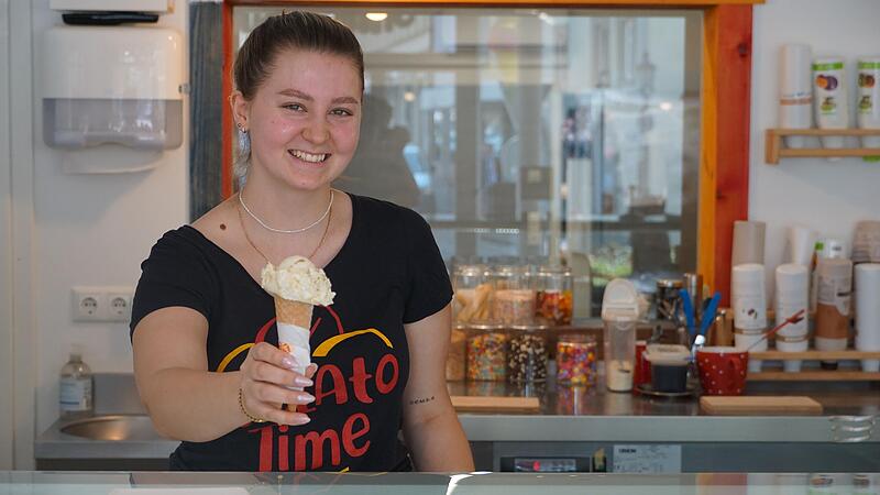 Melanie Steinbach präsentiert eine der beliebten Sorten der Saison im Gelato-Time in Kitzingen: Mandel-Pistazie. Melanie Steinbach präsentiert eine der beliebten Sorten der Saison im Gelato-Time in Kitzingen: Mandel-Pistazie.