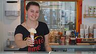 Melanie Steinbach pr&auml;sentiert eine der beliebten Sorten der Saison im Gelato-Time in Kitzingen: Mandel-Pistazie.