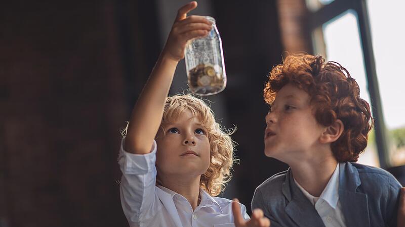 Schon Kindern macht Sparen Spaß, wenn sie sehen, wie sich ihr Geld vermehrt. Erwachsene haben ganz andere Möglichkeiten, für den Nachwuchs finanziell vorzusorgen.