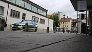 Hier, zwischen dem Postgebäude und dem Hinterausgang eines Kaufhauses, ereignete sich am Freitagabend die brutale Attacke auf einen 55-Jährigen. Der Mann wurde lebensgefährlich verletzt; gegen die beiden Tatverdächtigen wird wegen versuchten Totsc...