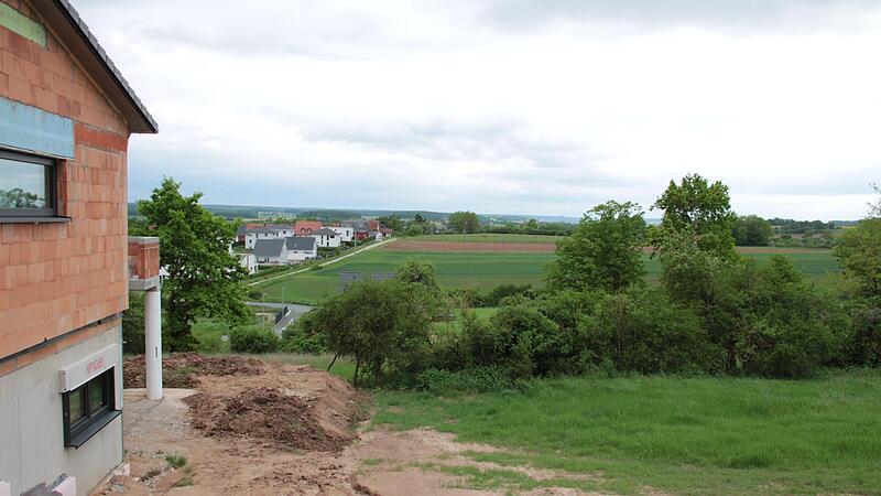 Ist hier mit der Bebauung Schluss oder darf künftig der Gegenhang (rechts im Hintergrund) noch bebaut werden? Darüber sollen die Bürger am Sonntag entscheiden.