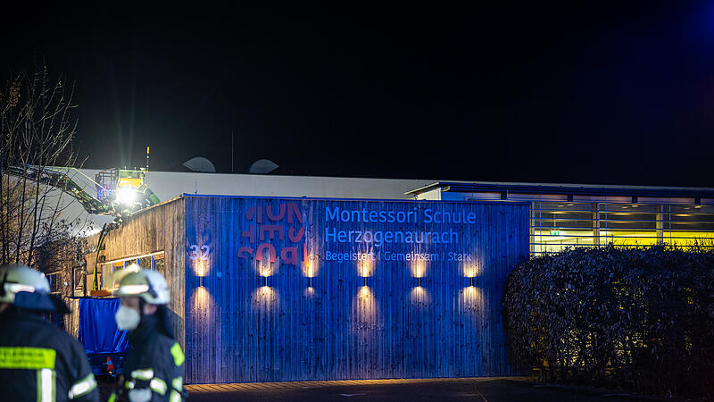 Brand an Montessorischule: Flammen greifen auf Holzfassade &uuml;berBrand Montessorischule