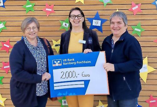 Bei der Spenden&uuml;bergabe.