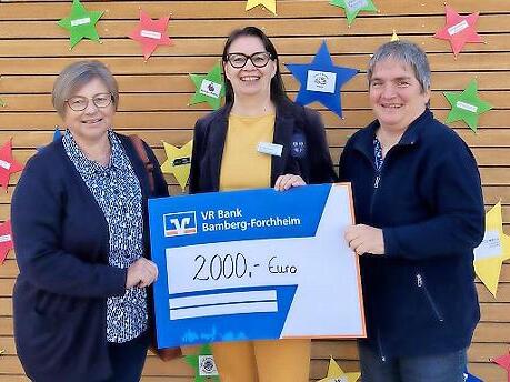 Bei der Spenden&uuml;bergabe.