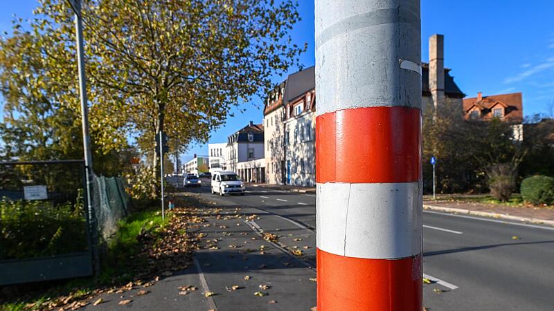 Wenn wie an dieser Laterne am Margaretendamm rote Folien kleben, m&uuml;ssen Fahrzeuglenker aufpassen.
