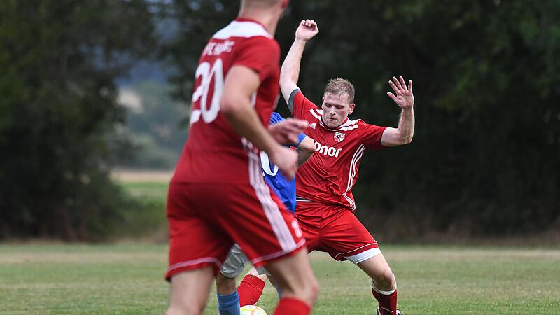 Der FC Haßfurt ließ in der ersten Pokalrunde beim FC Augsfeld nichts anbrennen. Spielertrainer Danny Möhring schoss seine Mannschaft mit drei Toren fast im Alleingang weiter. Der FC Haßfurt ließ in der ersten Pokalrunde beim FC Augsfeld nichts anbrennen. Spielertrainer Danny Möhring schoss seine Mannschaft mit drei Toren fast im Alleingang weiter.