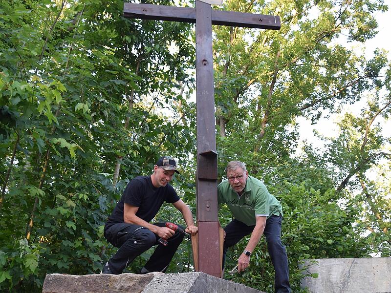 5000 Kilo Holz verarbeiteten die Bühnenbauer Michael Garbe (links) und Kurt Stark (rechts) für das Bühnenbild. 5000 Kilo Holz verarbeiteten die Bühnenbauer Michael Garbe (links) und Kurt Stark (rechts) für das Bühnenbild.