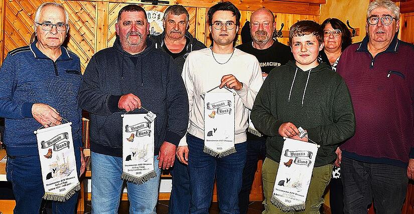 Die ausgezeichneten Vereinsmeister (von links) Gerhard Popp, Andreas Welsch, Gerhard Ziegler, Jonas Nikol, Andreas Fugmann, Jonas Wi&szlig;licen mit der Zweiten Vorsitzende Christiane Schramm und dem Vereinsvorsitzenden Hans Schramm.