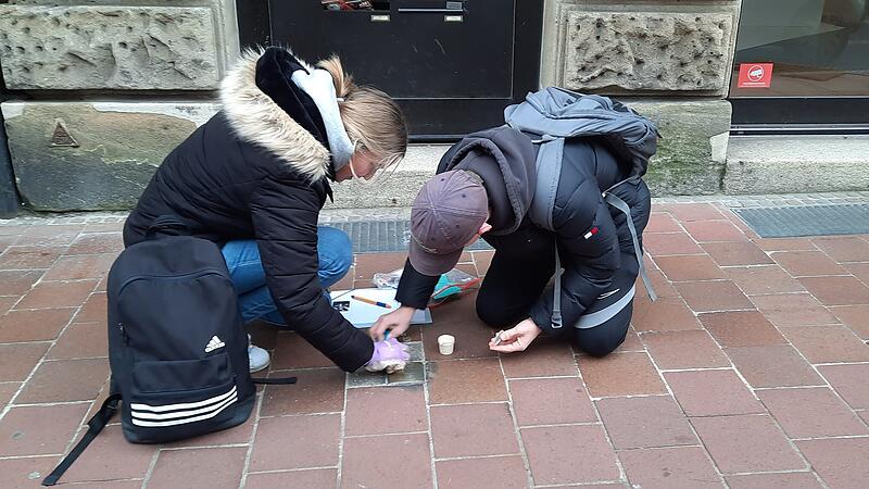 Schüler der 10. Klassen der Mittelschule Scheßlitz putzen in Bamberg Stolpersteine, um an die Opfer des Nationalsozialismus zu erinnern.