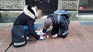 Schüler der 10. Klassen der Mittelschule Scheßlitz putzen in Bamberg Stolpersteine, um an die Opfer des Nationalsozialismus zu erinnern.