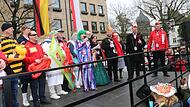 Kronach Bürgermeisterin Angela Hofmann übergab den Schlüssel des Rathauses an  Prinzessin Ines I. und Prinz Michael III. Die  Narren herrschen hier nun bis zum Aschermittwoch.