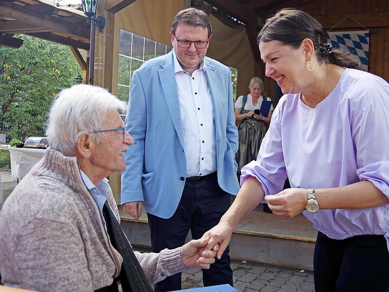 Altbürgermeister Manfred Schubert wurde vom CSU-Kreisvorsitzenden Bernd Liebhardt und Bürgermeisterin Angela Hofmann für 50-jährige Mitgliedschaft geehrt. Altbürgermeister Manfred Schubert wurde vom CSU-Kreisvorsitzenden Bernd Liebhardt und Bürgermeisterin Angela Hofmann für 50-jährige Mitgliedschaft geehrt.
