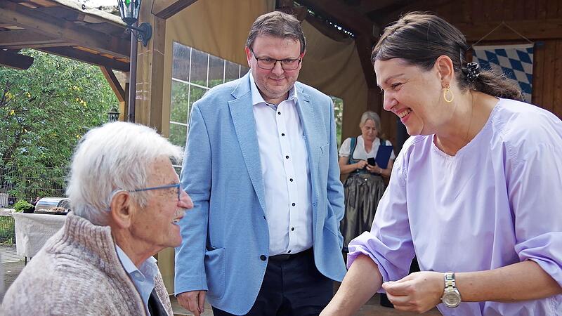 Altbürgermeister Manfred Schubert wurde vom CSU-Kreisvorsitzenden Bernd Liebhardt und Bürgermeisterin Angela Hofmann für 50-jährige Mitgliedschaft geehrt. Altbürgermeister Manfred Schubert wurde vom CSU-Kreisvorsitzenden Bernd Liebhardt und Bürgermeisterin Angela Hofmann für 50-jährige Mitgliedschaft geehrt.