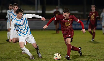 Der Eberner Daniel Scharting (rechts) versucht sich gegen den Dampfacher Max Witchen durchzutanken.