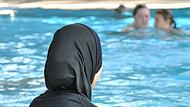 Burkini im Schwimmbad Burkini im Schwimmbad