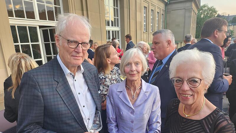 Familienbande: Unternehmerin Elke Nuss (rechts) mit ihrem Bruder Hardo Bruhns und dessen Frau Helgard. Deren exklusive Kette übrigens hat Physikprofessor Bruhns vor Jahrzehnten selbst angefertigt. Familienbande: Unternehmerin Elke Nuss (rechts) mit ihrem Bruder Hardo Bruhns und dessen Frau Helgard. Deren exklusive Kette übrigens hat Physikprofessor Bruhns vor Jahrzehnten selbst angefertigt.