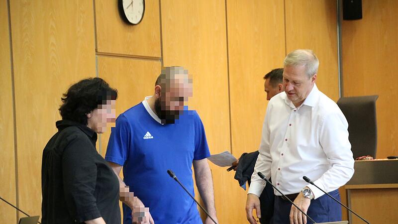Der 34-j&auml;hrige Angeklagte mit seiner Dolmetscherin und Rechtsanwalt Michael Linke (rechts) am zweiten Prozesstag.