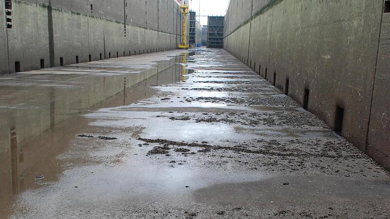 Tiefer, LI, tiefer, ruft der Alte im Film das Boot – tiefer als in einer trockengelegten Schleuse geht es in der Bundeswasserstraße Main nicht. Hier ist man ganz unten.