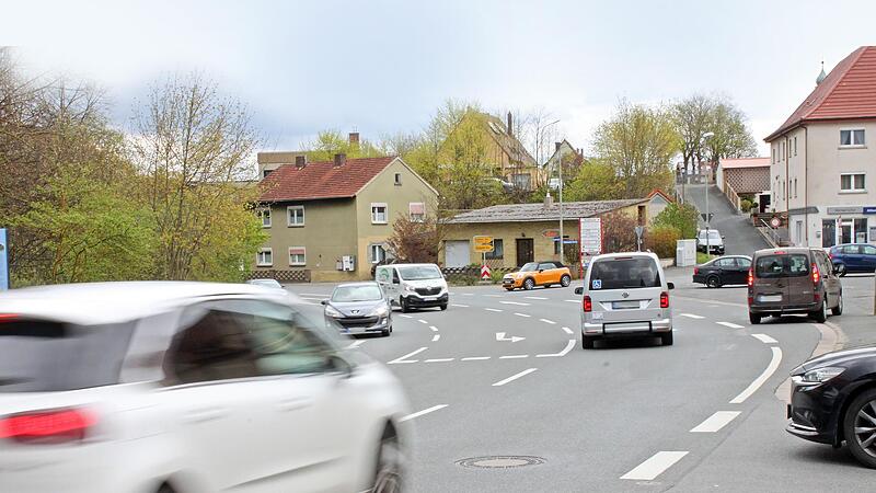 Die B&nbsp;173 ist eine der Hauptverkehrsadern im Landkreis. Sie verl&auml;uft auf Hochstadts Hauptstra&szlig;e (Bild).