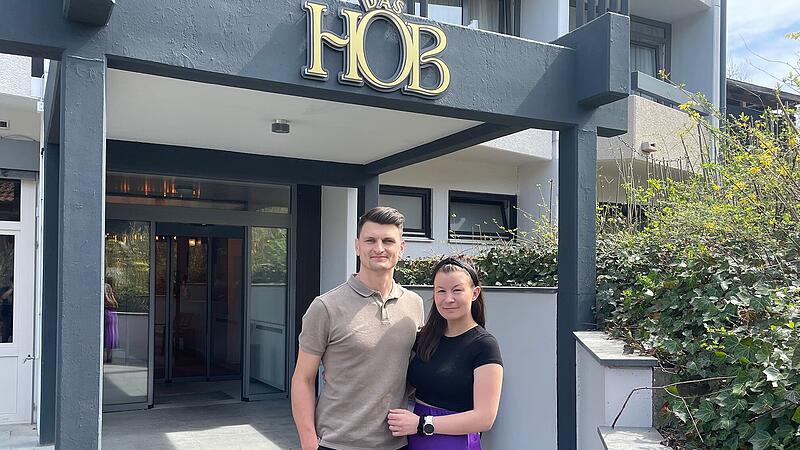 Die Hoteliers Teresa und Julian Glos vor ihrem HOB "Hotel Original Bamberg"