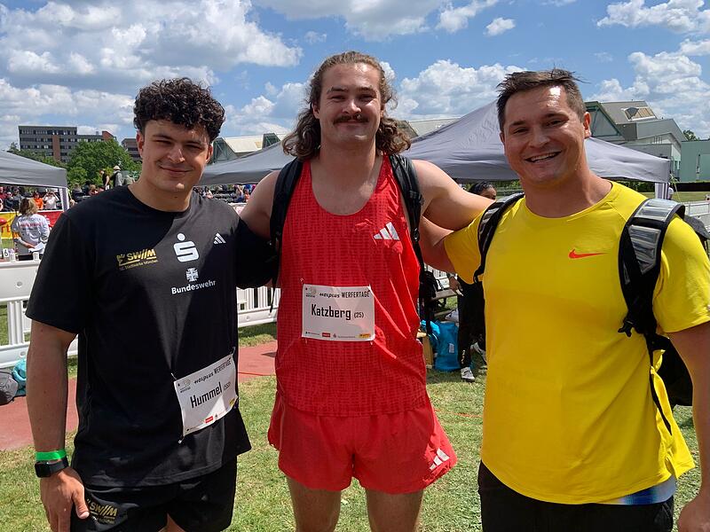 Merlin Hummel (links) mit Olympiasieger Ethan Katzberg (Mitte) und dem US-Amerikaner Rudy Winkler. Merlin Hummel (links) mit Olympiasieger Ethan Katzberg (Mitte) und dem US-Amerikaner Rudy Winkler.