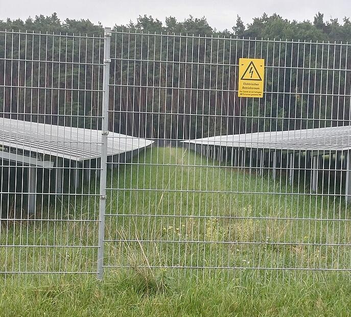 Solche Zäune schützen die Installationen vor Nagern, auch in Herzogenaurach.