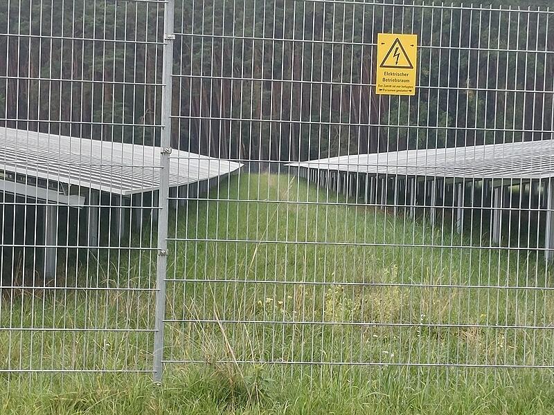 Solche Zäune schützen die Installationen vor Nagern, auch in Herzogenaurach.