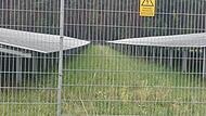 Solche Zäune schützen die Installationen vor Nagern, auch in Herzogenaurach.