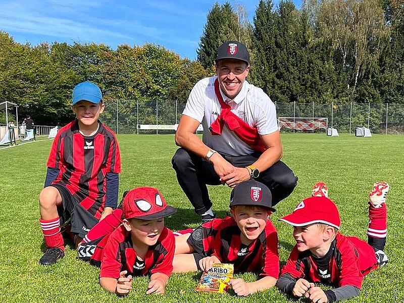 Fabian Fr&uuml;h (rechts) ist nicht nur Spieler, sondern auch Jugendleiter und Nachwuchstrainer beim TSV 08 Kulmbach.
