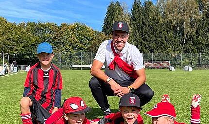 Fabian Fr&uuml;h (rechts) ist nicht nur Spieler, sondern auch Jugendleiter und Nachwuchstrainer beim TSV 08 Kulmbach.