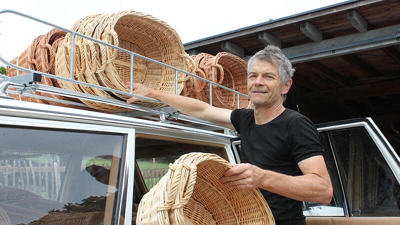 Stefan Rippstein aus Sand am Main macht sein Auto startklar f&uuml;r die Fahrt zum Korbmarkt nach Lichtenfels.