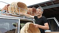 Stefan Rippstein aus Sand am Main macht sein Auto startklar für die Fahrt zum Korbmarkt nach Lichtenfels.