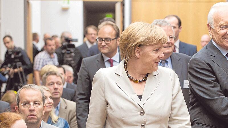 Kanzlerin Angela Merkel (CDU) und Bayerns Ministerpräsident Edmund Stoiber (CSU) im Jahr 2012: Später soll Stoiber CDU-Politiker Wolfgang Schäuble zum Sturz von Merkel gedrängt haben. &#160;&#160;
